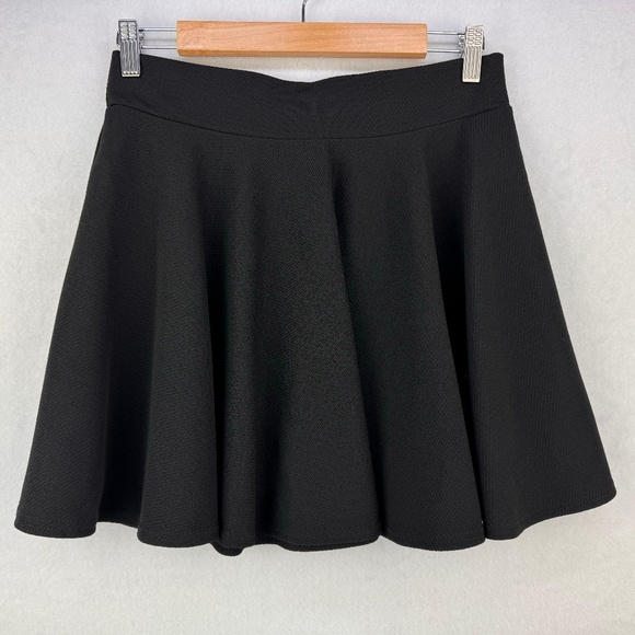Urban Coco Dresses & Skirts - Urban Coco Skirt Sz L Black Circle Elastic waistline